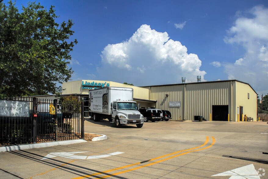 Primary Photo Of 6358 Pinemont Dr, Houston Showroom For Lease