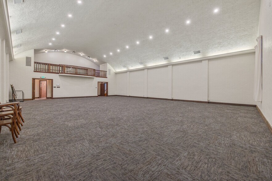 More Photos Of 128 S E St, Exeter Storefront For Sale