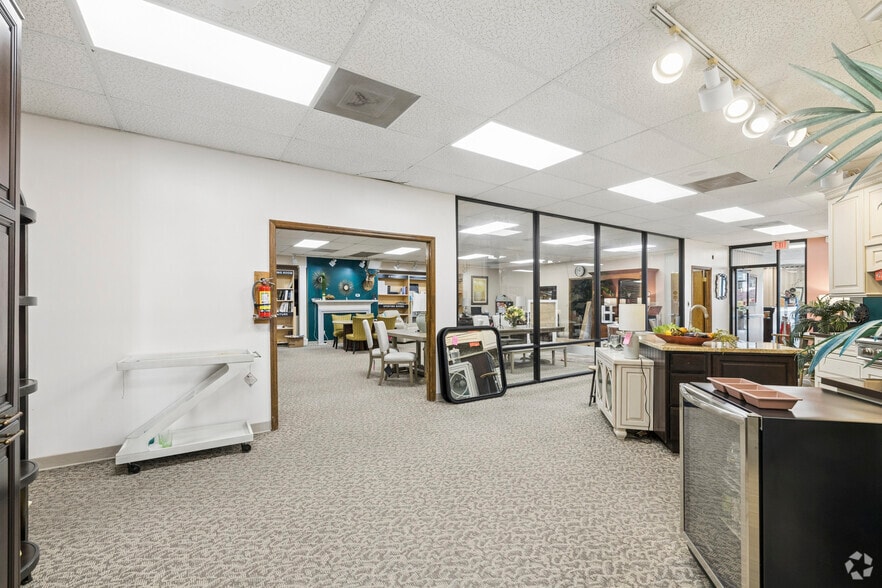 More Photos Of 1076 Sunset Blvd, West Columbia Showroom For Lease