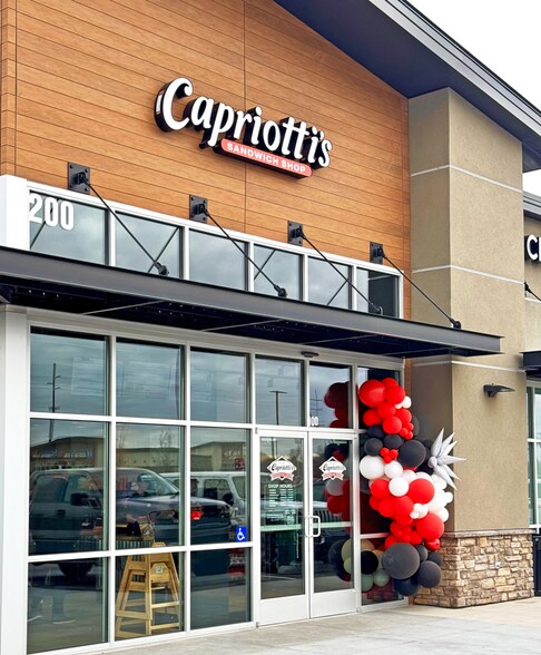 More Photos Of 200 N Highbrook Way, Star Restaurant For Lease