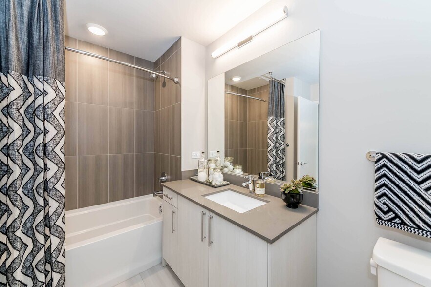 More Photos Of 801 S Financial Pl, Chicago Apartments For Lease