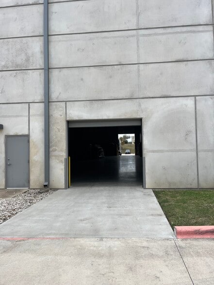 More Photos Of 2500 Brushy Creek Loop, Cedar Park Warehouse For Lease