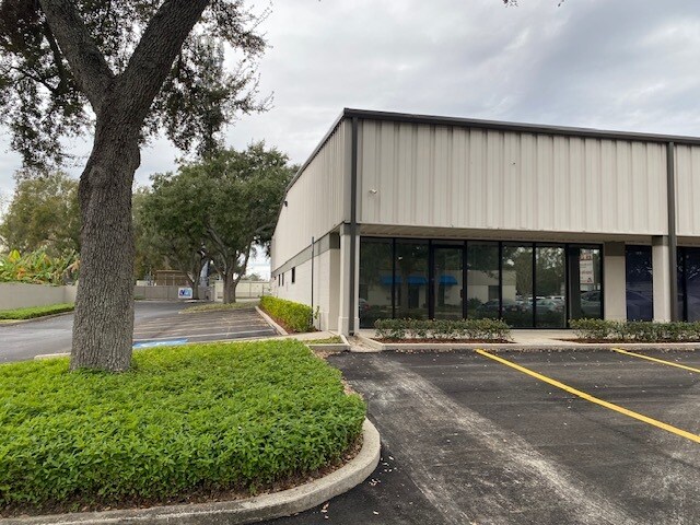 More Photos Of 8308-8318 N Saulray St, Tampa Warehouse For Lease