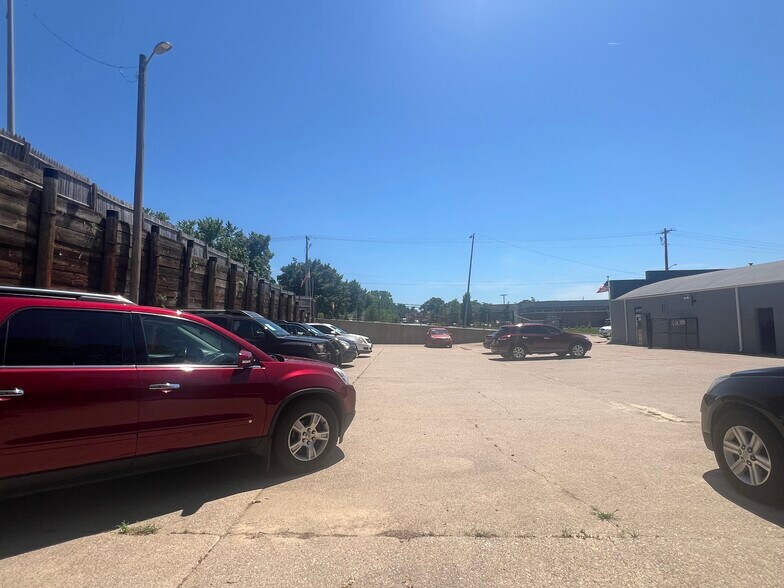 More Photos Of 7112 Blondo St, Omaha Auto Dealership For Sale