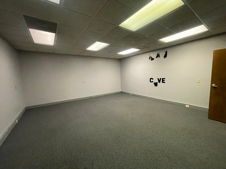 More Photos Of 2401 Fairlane Dr, Montgomery Office For Sale