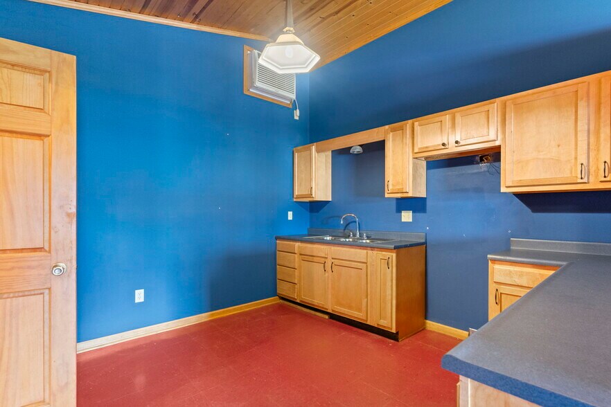 More Photos Of 307 N Armstrong St, Crothersville General Retail For Sale