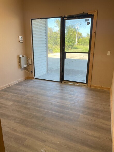 More Photos Of 1917 Atchison Dr, Norman Light Manufacturing For Lease