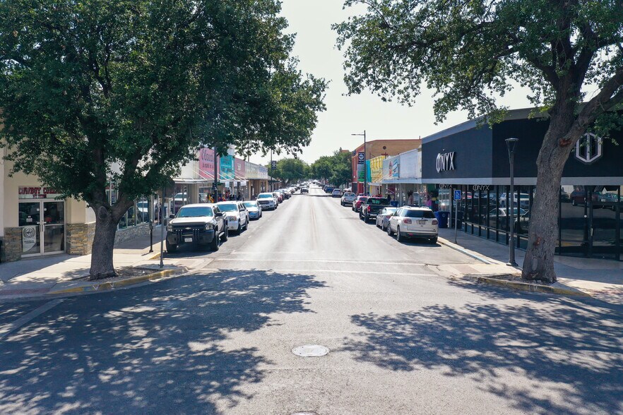 More Photos Of 100 W Main St, Eagle Pass Storefront For Sale