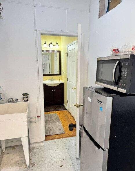 More Photos Of 250 E Cleveland Ave, Norwood Light Distribution For Sale