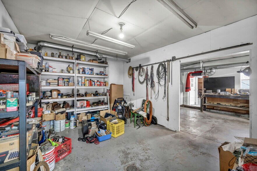 More Photos Of 4085 Herner County Line Rd, Southington Showroom For Sale