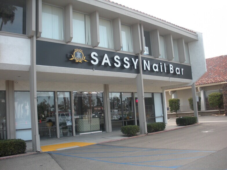 More Photos Of 2706 Harbor Blvd, Costa Mesa Storefront Retail Office For Lease