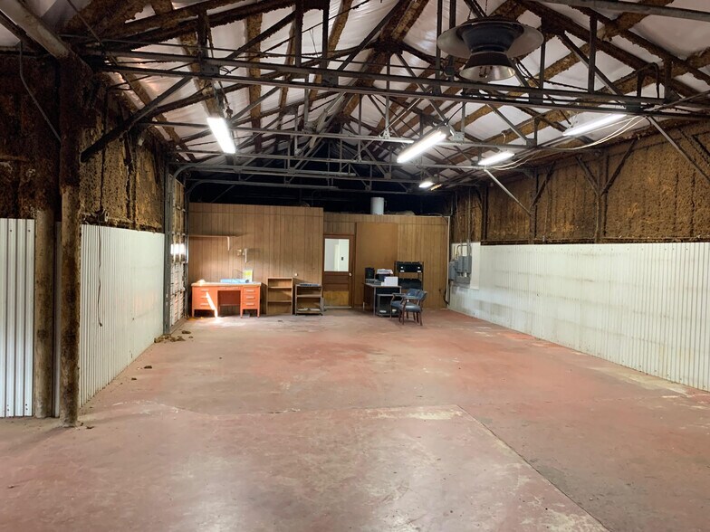 More Photos Of 820 S Commerce St, Kilgore Flex For Lease