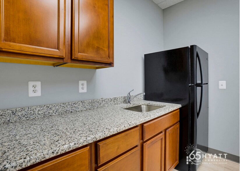 More Photos Of 23076 Three Notch Rd, California Office For Lease