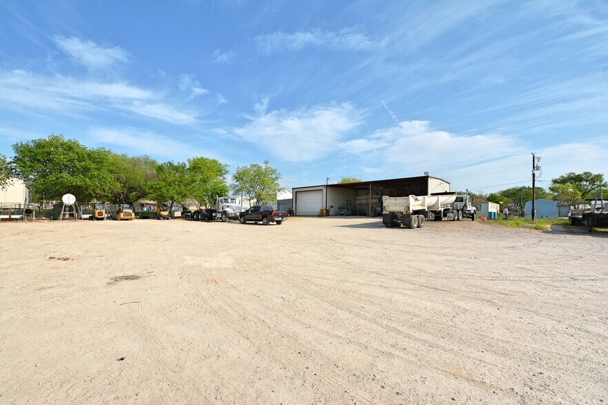 More Photos Of 120 E Zipp Rd, New Braunfels General Retail For Sale