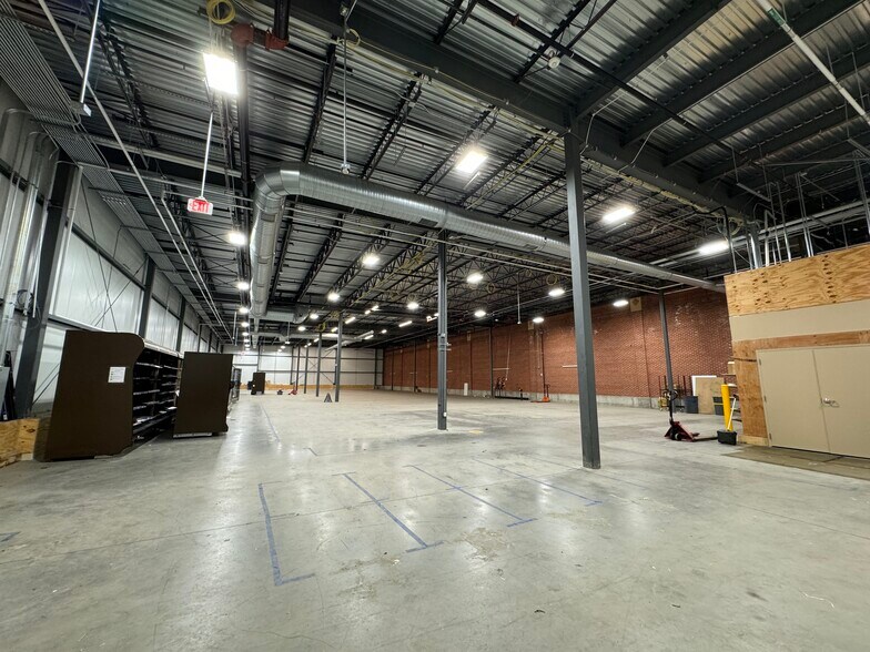 More Photos Of 650 Memorial Dr, Chicopee Supermarket For Lease