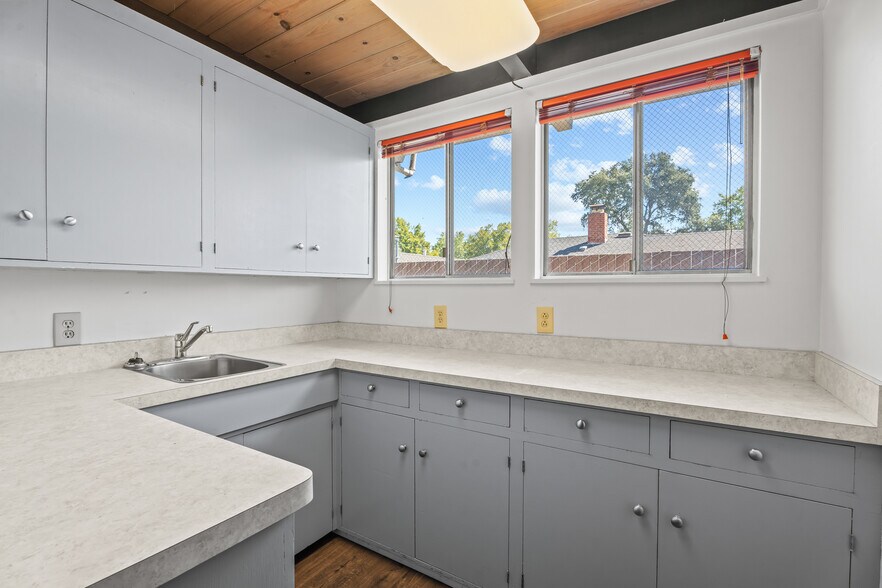 More Photos Of , Ukiah Office For Sale