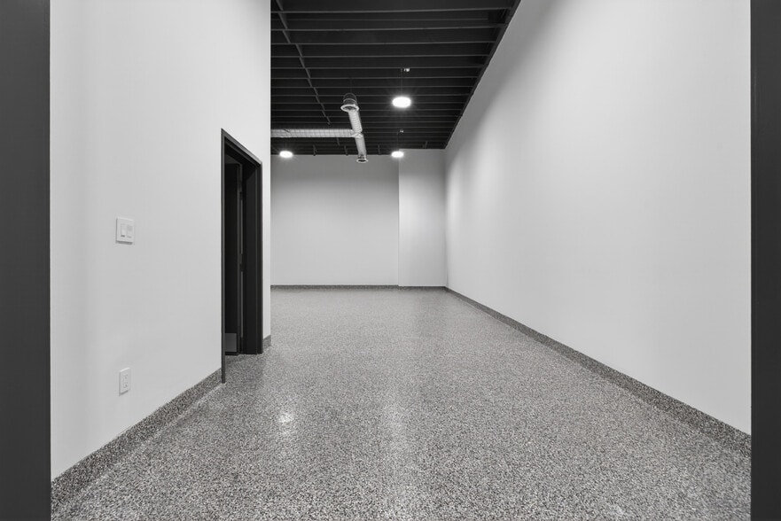 More Photos Of 703 S Main St, Burbank Showroom For Sale