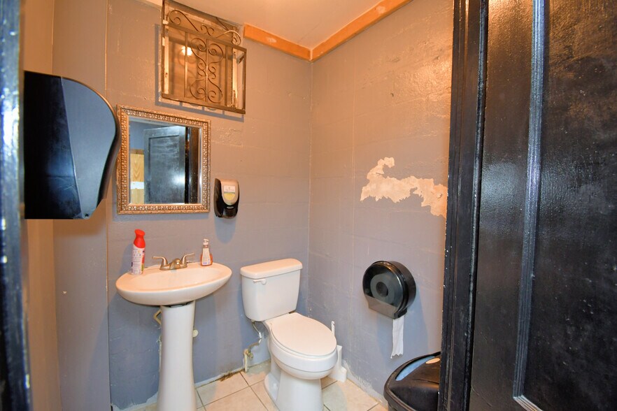 More Photos Of 128 E Orange Ave, Lake Wales General Retail For Sale