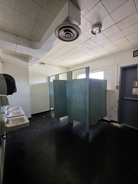 More Photos Of 618 2nd St, Toledo Freestanding For Sale