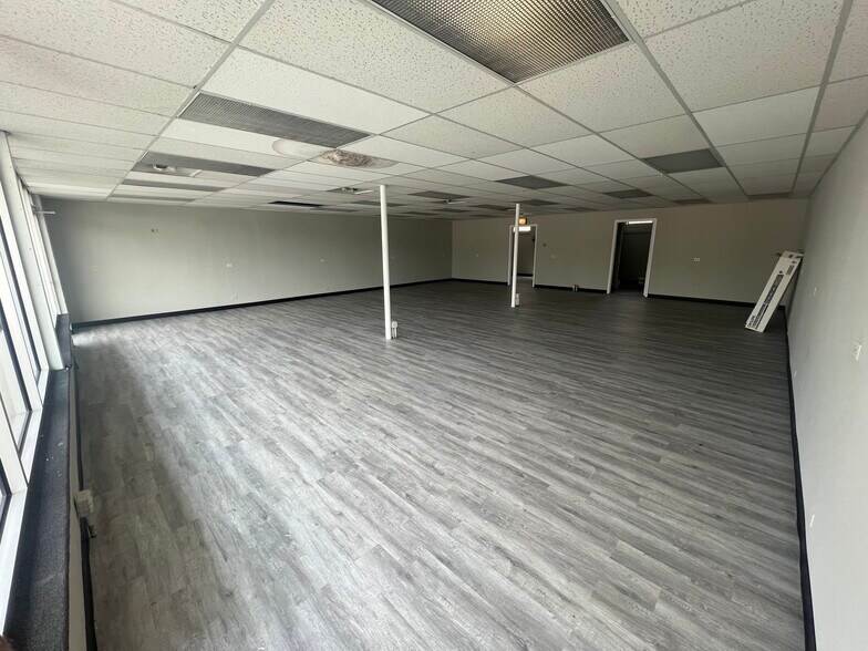 More Photos Of 35-101 E Fullerton Ave, Addison Unknown For Sale