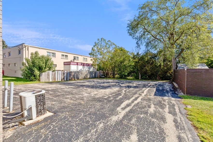 More Photos Of 2713 S Chicago Ave, South Milwaukee Office For Sale