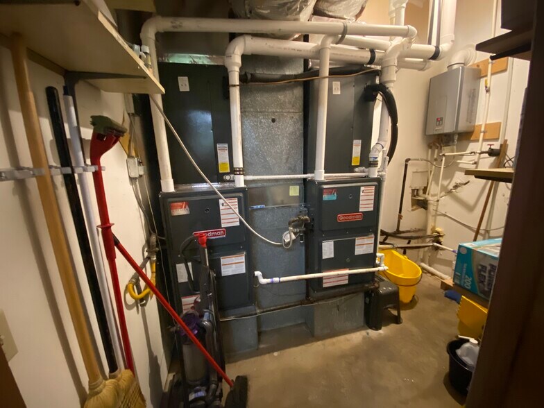 More Photos Of 2228 W College St, Springfield Veterinarian Kennel For Sale