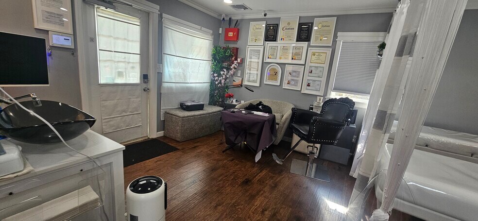 More Photos Of 16 Split Rock Rd, Syosset Freestanding For Lease