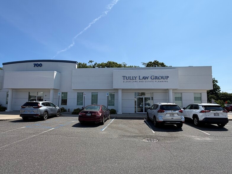 Primary Photo Of 700 Old Country Rd, Riverhead Medical For Lease