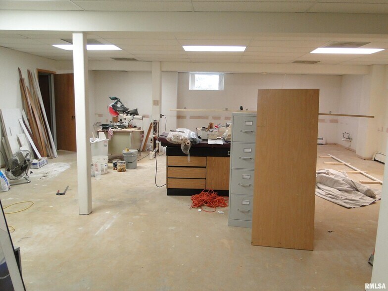 More Photos Of 909 E Grant St, Macomb Medical For Sale