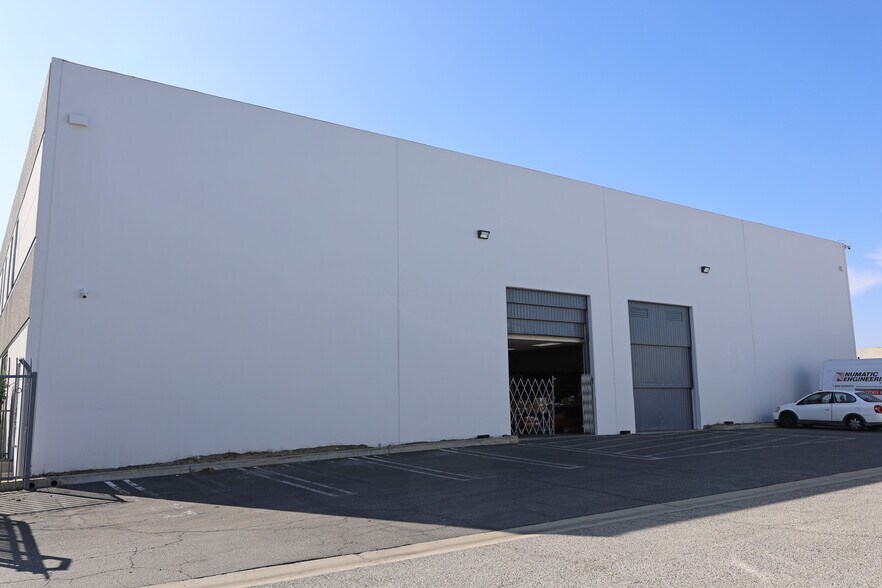 More Photos Of 7915-7919 Ajay Dr, Sun Valley Warehouse For Lease
