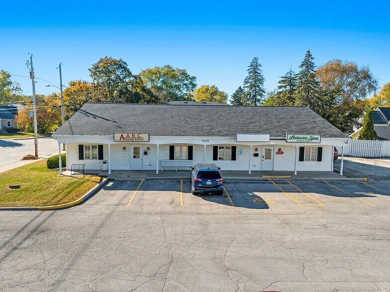 More Photos Of 1639 Deckner Ave, Green Bay Storefront For Lease