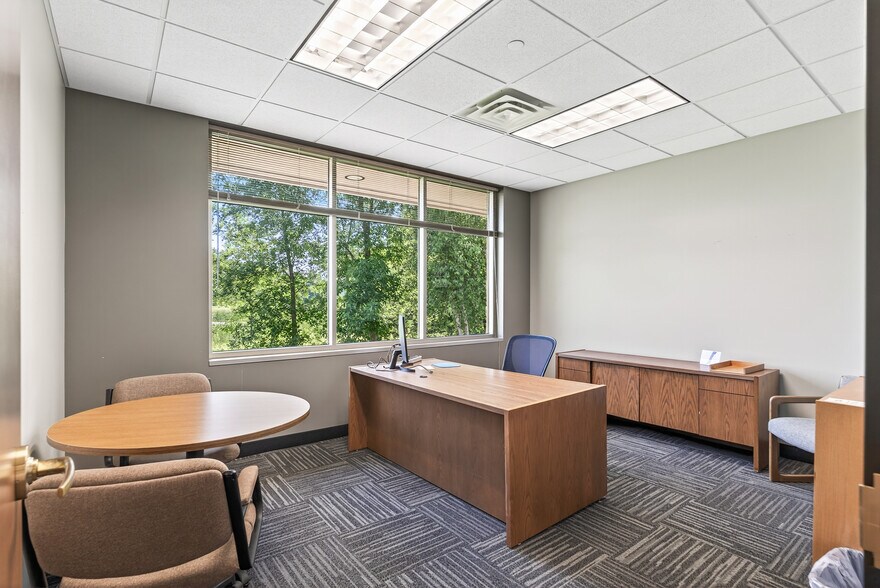 More Photos Of 5505 Cottonwood Ln, Prior Lake Office For Sale