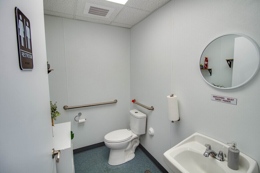 More Photos Of 711 S Central Ave, Roxana General Retail For Sale