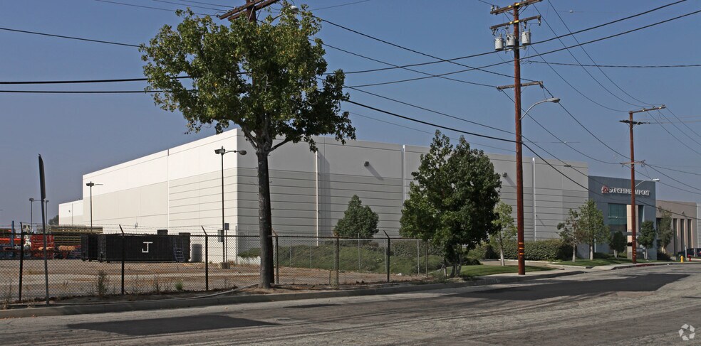 More Photos Of 5866 Smithway St, Commerce Warehouse For Lease