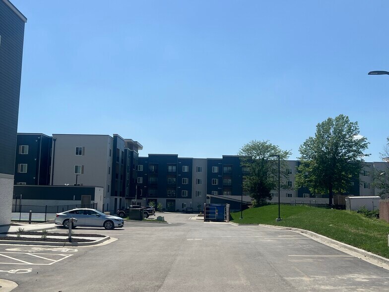 More Photos Of 7510 N Oak Trfy, Gladstone Apartments For Lease