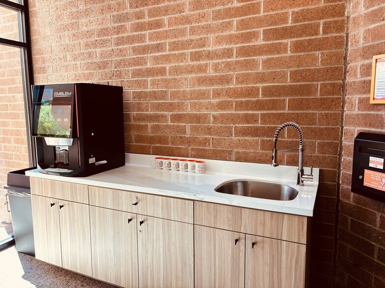 More Photos Of 2025 N 3rd St, Phoenix Unknown For Lease