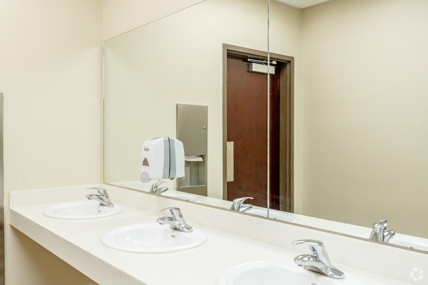 More Photos Of 393 Nichol Mill Ln, Franklin Office For Lease