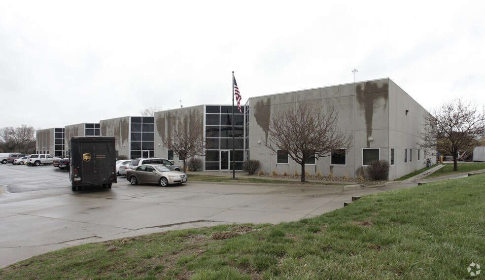More Photos Of 6942-6946 N 97th Cir, Omaha Light Distribution For Lease