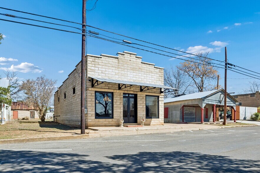 More Photos Of 606 High St, Comfort Storefront For Sale