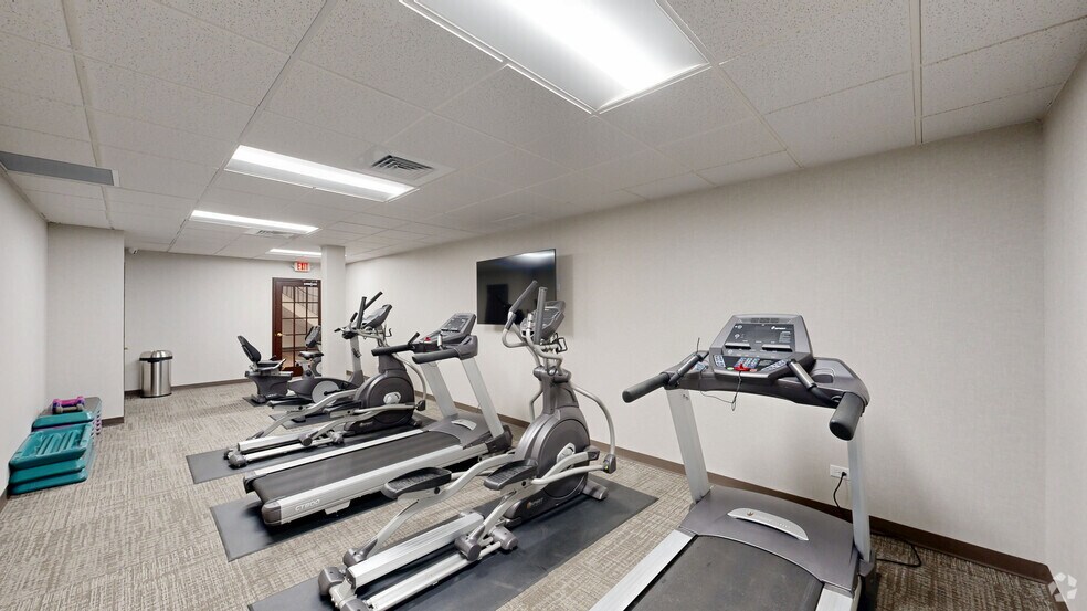 More Photos Of 188 Industrial Dr, Elmhurst Office For Lease