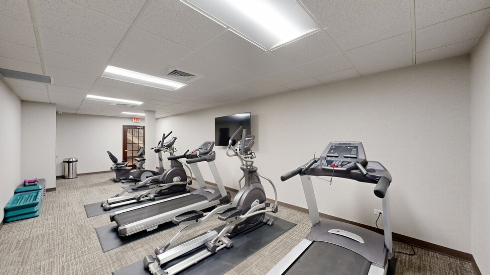 More Photos Of 188 Industrial Dr, Elmhurst Office For Lease