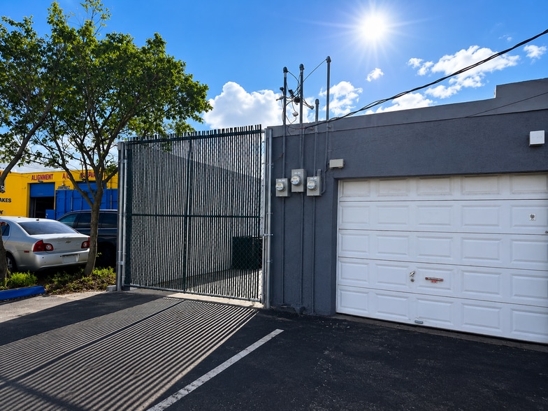 More Photos Of 221-225 N Dixie Hwy, Hallandale Beach Auto Repair For Lease