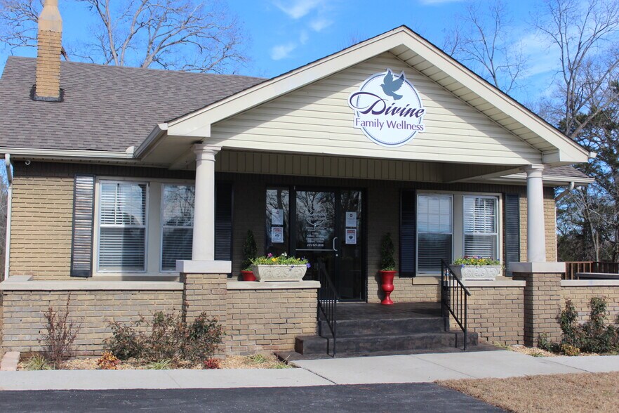 Primary Photo Of 400 Bexar Ave W, Hamilton Office For Sale