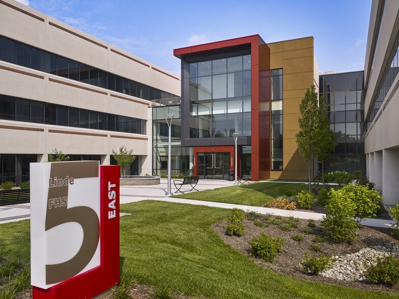 Primary Photo Of 325 Sentry Pky E, Blue Bell Office For Lease