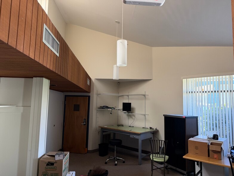 More Photos Of 104 Woodward Hill Rd, Edwardsville Office For Sale
