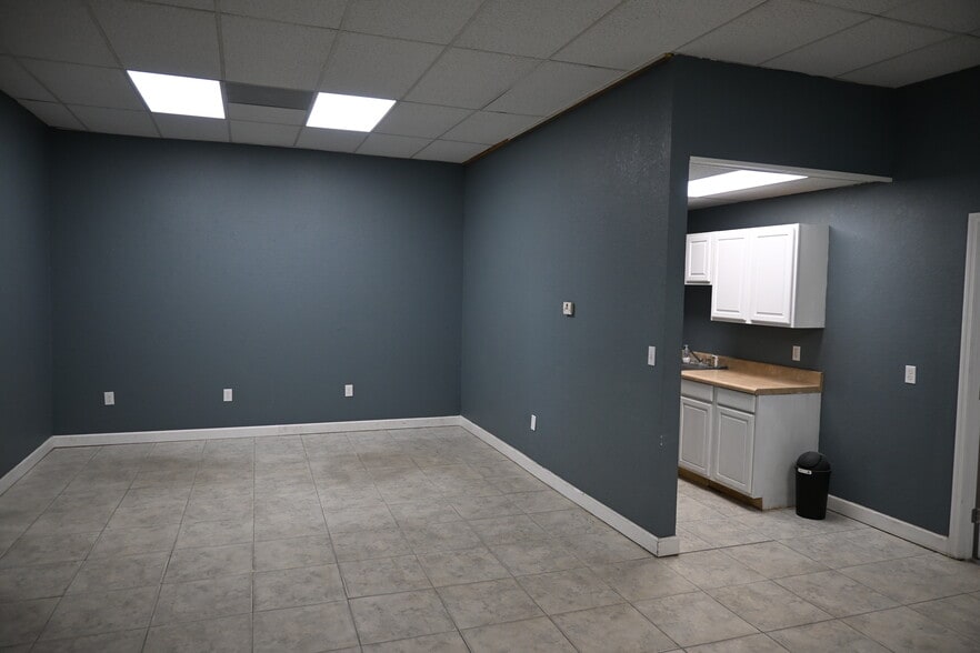 More Photos Of 14401 60th St N, Clearwater Warehouse For Lease