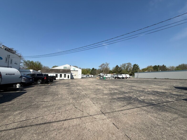 Primary Photo Of 25514 N Il Route 83, Long Grove Auto Dealership For Lease