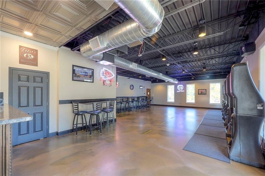 More Photos Of 4545 N Brighton Ave, Kansas City Bar For Sale
