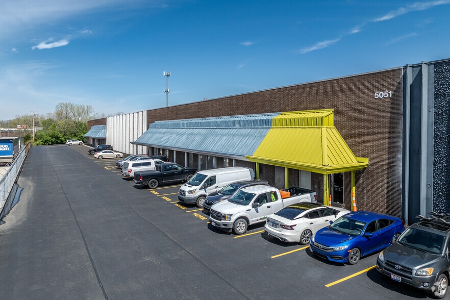 More Photos Of 5051 Freeway Dr E, Columbus Warehouse For Sale