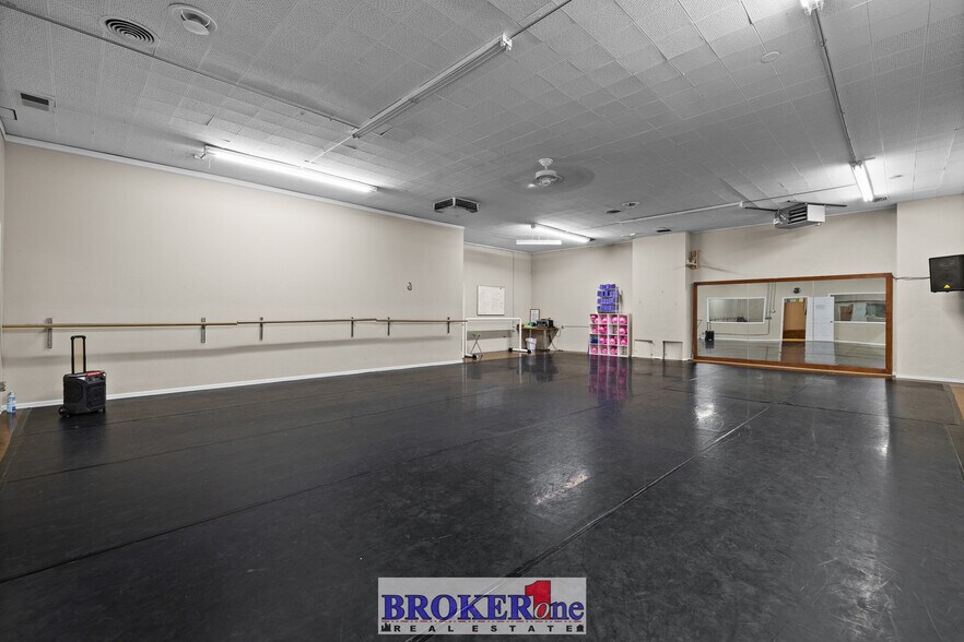 More Photos Of 225 N Wolcott St, Casper Flex For Sale